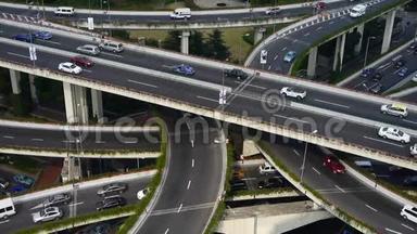高速公路鸟瞰繁忙的城市高峰时间，交通拥堵的高速公路。
